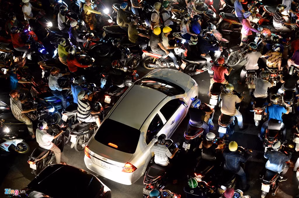 Hai ôtô không thể chuyển hướng giữa rừng xe máy. 