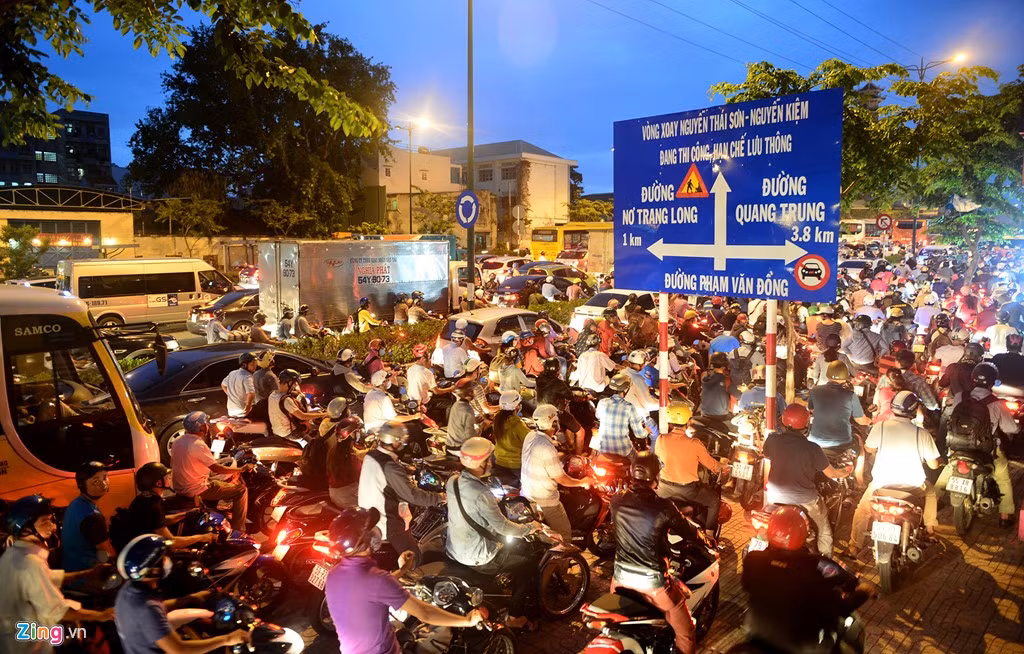 Anh: Xe co chon chan nhieu gio tren dai lo dep nhat Sai Gon