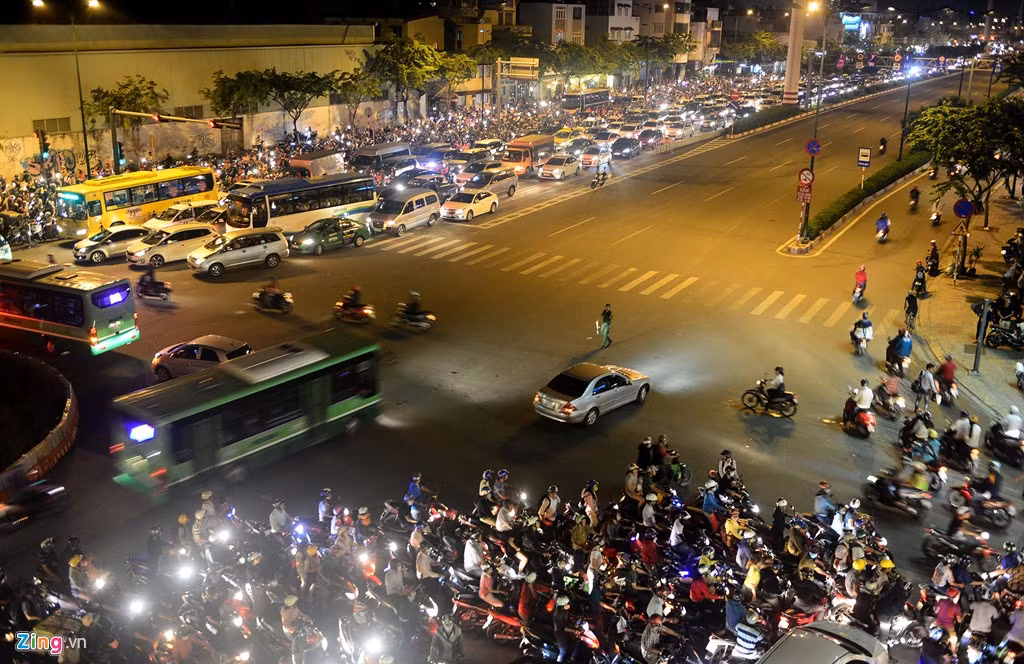 Các đoạn đường Phạm Văn Đồng phía trước hai vòng xoay này xe không di chuyển được nên trống hoắc.