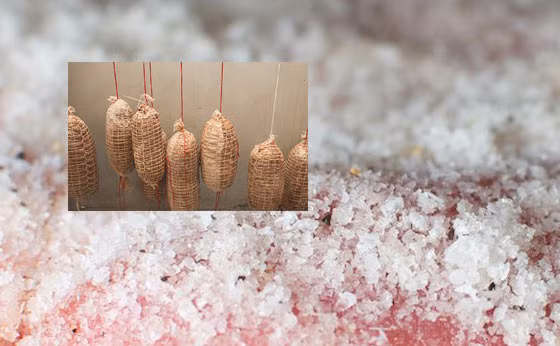 Để thịt ở nơi lạnh ít nhất một tháng, nhiệt độ thịt nên duy trì ở mức 2 độ C là tốt nhất, nhưng không được quá 3 độ. Sau khoảng thời gian này, có thể cho vào hộp nhựa hoặc cuốn nilon là quanh năm có thịt sẵn trong nhà. Cách bảo quản thịt này sẽ tạo cho thịt hương vị vô cùng độc đáo. (Ảnh: beforeitsnew) 