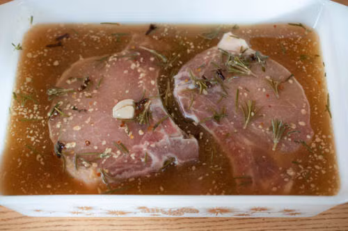 Sau một tuần thì lấy thịt ra, khuấy đều nước muối lên rồi cho thịt vào bảo quản tiếp. Lặp lại quy trình này cho đến hết 4 tuần. Trong khoảng thời gian này nếu thấy nước muối đặc lại thì thay nước mới. Sau 4 tuần là có thể mang thịt ra chế biến (Ảnh: entertainingcouple)