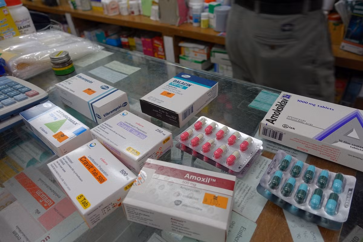 Elizabethkingia là bệnh lây do vi khuẩn duy nhất trong danh sách này. Elizabethkingia có ở khắp mọi nơi trên thế giới và có thể dẫn đến những dạng viêm nặng khi tình trạng kháng kháng sinh đang gia tăng. Vi khuẩn Elizabethkingia có trong đất, sông hồ, bể chứa nước và gây nên nhiều bệnh viêm như viêm phổi, viêm màng não, nhiễm trùng huyết.