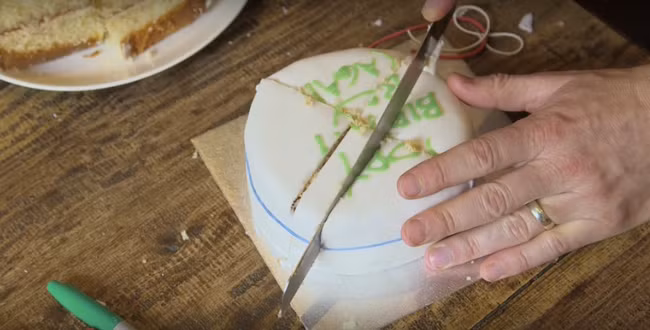 Mặc dù theo trực giác thì phải cắt bánh gato thành những miếng có góc nhọn, nhưng nếu muốn giữ được độ ẩm trong bánh khi cất bánh vào tủ lạnh thì đây không phải là cách cắt lý tưởng. Hãy cắt bánh thành hình chữ nhật theo chiều ngang của bánh. Nếu còn thừa thì những miếng bánh sẽ có hình bán nguyệt có thể ghép lại với nhau thành hình tròn.