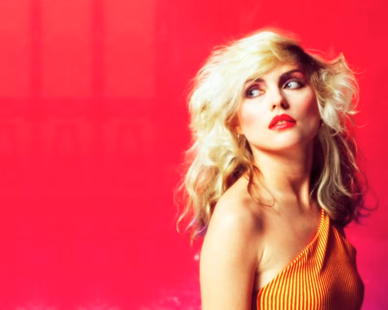 Sau khi kinh tế phát triển bùng nổ, phụ nữ chú trọng hơn đến những vai trò về quyền lực ngoài xã hội. Với sự dẫn đầu của những biểu tượng âm nhạc như Madonna hay Blondie thì xu hướng làm đẹp cho khuôn mặt những năm 1980 chú trọng vào những màu sắc nổi bật.