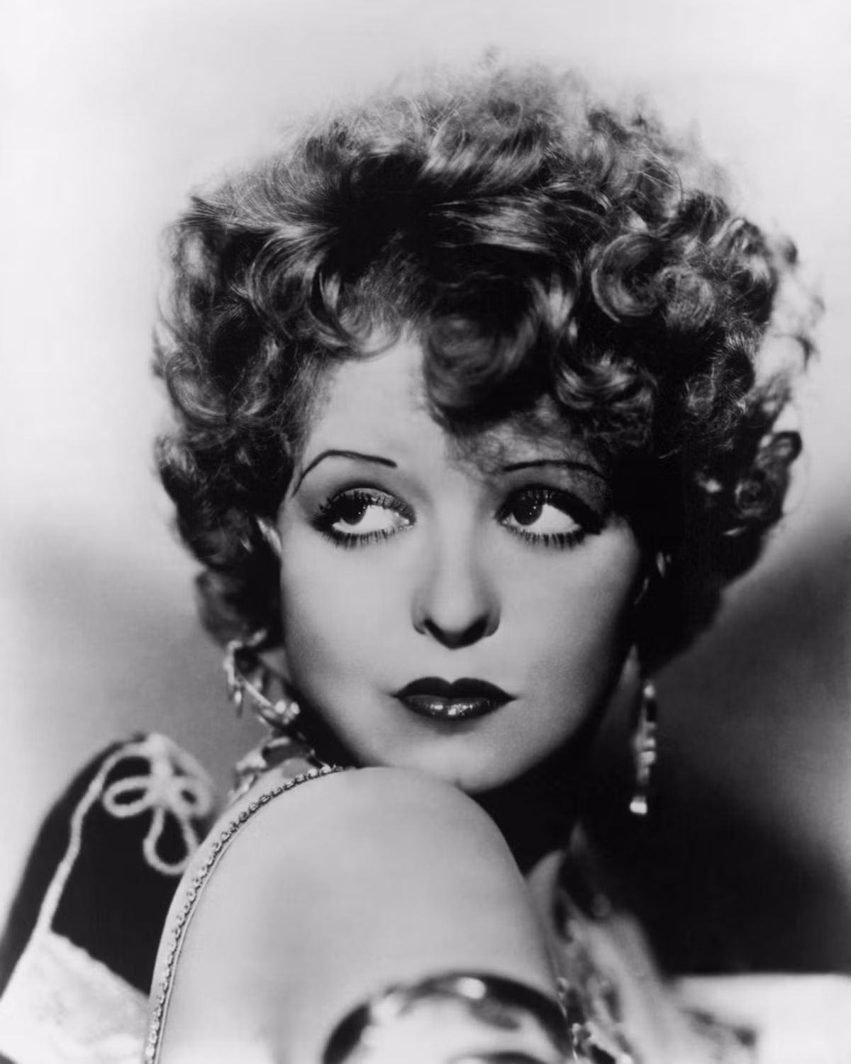 Năm 1920 khi phụ nữ bắt đầu đảm nhiệm những vai trò quan trọng hơn ngoài xã hội thì lựa chọn trang phục bề ngoài cũng như cách trang điểm cũng thể hiện rõ điều này.