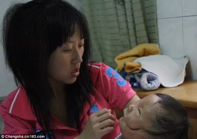 Bé Huikang sinh ngày 4/3/2009 trong một gia đình nông dân kinh tế khiêm tốn. Không giống như những bà mẹ khác khi được gặp con mình lần đầu tiên thì vô cùng vui sướng, cô Yi Lianxi – mẹ bé Huikang – đã vô cùng đau khổ. 