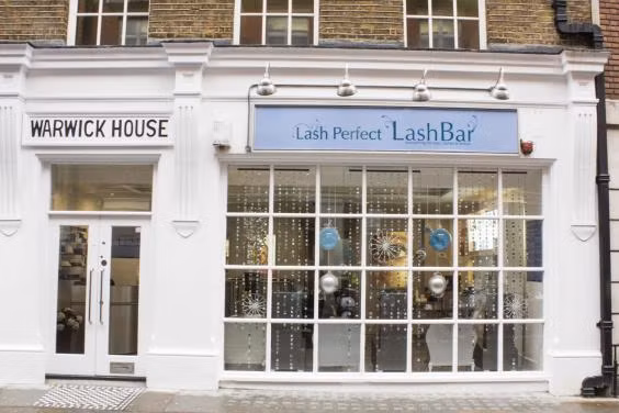 Thời gian nối một bộ mi hoàn chỉnh là khoảng 2 tiếng và có thể giữ lâu được cả năm với điều kiện 3-4 tuần dặm lại mi một lần. Vì chi phí nối mi không rẻ nên bạn có thể chọn cách nối một nửa mi để lông mi trông dày mà vẫn tự nhiên. 