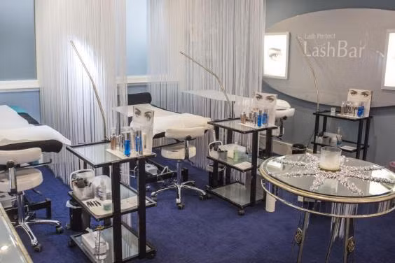 Lông mi mỗi người khác nhau nên căn cứ vào độ dài và độ dày của mi để nối mi phù hợp. Chẳng hạn nếu lông mi tự nhiên của bạn vừa thưa vừa mỏng thì không nên nối mi dày như Kim Kardashian vì sẽ không giữ được lâu. 