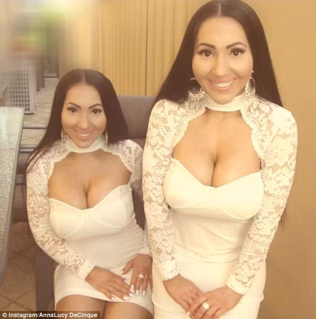 Tuy nhiên, giờ đây hai chị em nhà DeCinque đang hối hận và tìm mọi cách để lấy lại vẻ đẹp tự nhiên và khỏe mạnh như xưa. “Những gì trước kia chúng tôi cho là đẹp thì giờ chúng tôi thấy rất xấu” – hai chị em cho biết. Cả hai đã và đang uống thuốc chống trầm cảm để khỏi bị mặc cảm về ngoại hình. 