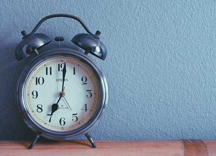 Sau một đêm mất ngủ, rất có khả năng bạn sẽ bị ngủ say lúc gần về sáng và khi chuông đồng hồ báo thức bạn sẽ cảm thấy vô cùng mệt mỏi. Điều đầu tiên cần làm là khi chuông báo thức kêu là đừng tắt đi vì có ngủ thêm vài phút cũng không thể bù lại khoảng thời gian trằn trọc lúc nửa đêm được. 