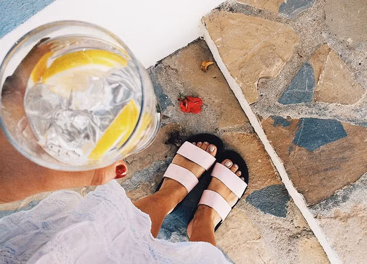 Uống nước là việc không thể thiếu trong ngày, nhưng vào những ngày bạn mệt mỏi thì nước còn quan trọng hơn. Bạn nên uống nước có thả thêm vài viên đá vì nước lạnh sẽ làm bạn sảng khoái và tỉnh táo hơn. 