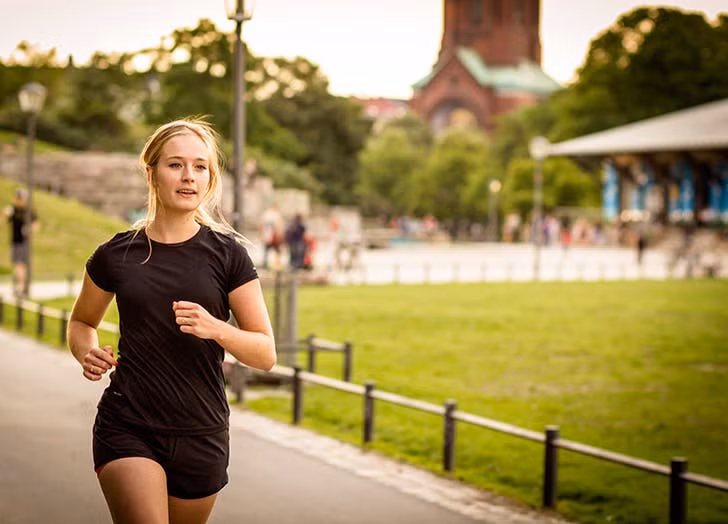Dù có phải là người hay tập thể dục buổi sáng hay không, để tránh những ngày đêm mất ngủ ngày buồn ngủ, hãy chịu khó vận động. Tập thể dục làm tăng lưu thông máu, lưu thông máu sẽ làm tăng khả năng tập trung.