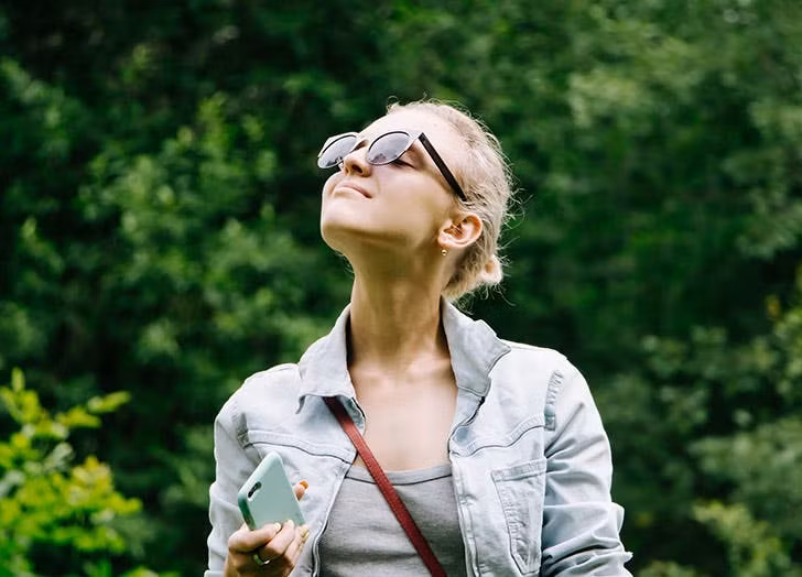 Cơn mệt mỏi sẽ lên tới đỉnh điểm trong khoảng thời gian từ 1-3h chiều. Hãy tận dụng khoảng thời gian này để đứng lên và đi dạo nhanh một vòng. Nếu có thể, hãy đi ra ngoài trời để vừa hít thở không khí, vừa vận động vừa hấp thu thêm ánh sáng.