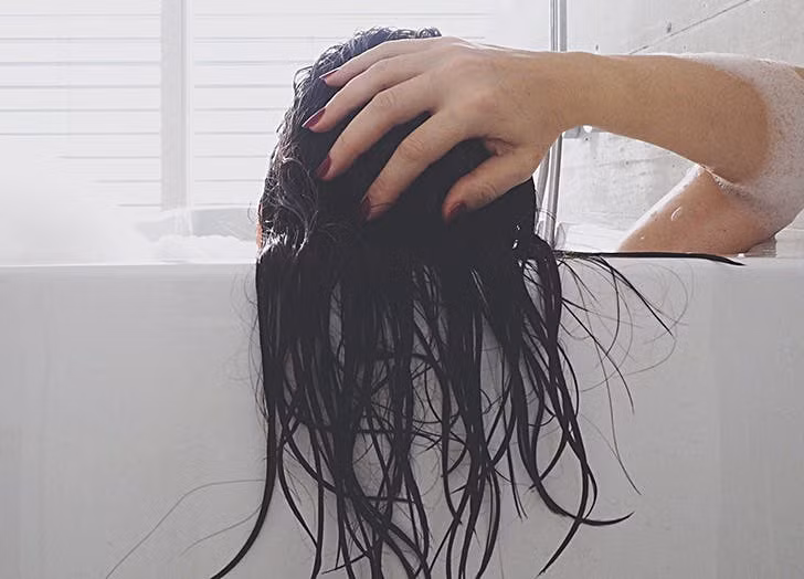 Bạn nên tắm nước lạnh nhưng không quá lạnh. Tắm như bình thường, sau khi bôi xà phòng xong thì vặn vòi nước sang chế độ lạnh hết cỡ khoảng 30 giây. Sau đó chuyển nước về nhiệt độ bạn vẫn thường tắm rồi tắm thêm 30 giây lạnh nữa. Cách này làm tăng lưu thông máu và tạo cho cơ thể cảm giác được kích thích.