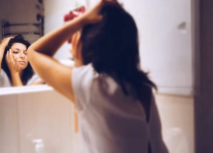 Khi ngủ không ngon giấc, mắt bạn sẽ thâm quầng và hơi sưng. Có thể dùng kem dưỡng da có chứa caffein để làm giảm bớt. Một cách nữa là dùng bút kẻ viền mắt màu trắng để làm mắt sáng hơn. Nếu vẫn không thấy cải thiện thì nên dùng son môi màu sáng để không bị chú ý nhiều vào đôi mắt. 