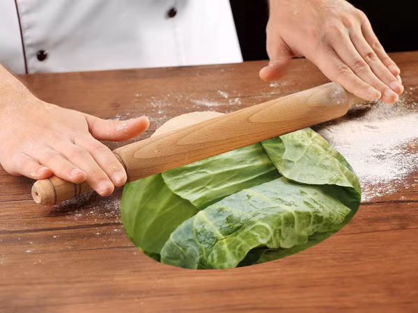 Một phương pháp khác nếu không có tủ lạnh là dùng một cây cán bột cán lên lá bắp cải. Mục đích là tạo những đường nứt trên lá để nước lá rỉ ra. 