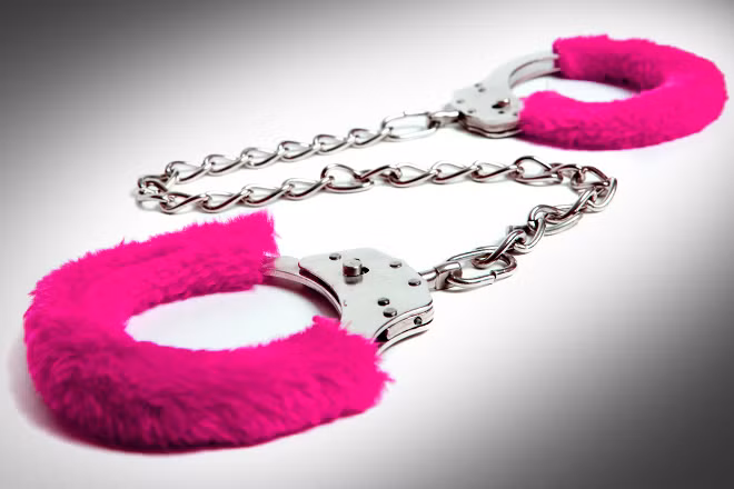 Sức khỏe tinh thần tốt hơn: Mặc dù nhiều người vẫn cho rằng BDSM là hư hỏng nhưng nghiên cứu đã chứng minh những người giống như hai nhân vật trong phim “50 sắc thái” cảm thấy vững chãi về tinh thần, khỏe mạnh về thể chất, ít bị kích thích hơn, hướng ngoại hơn, cởi mở hơn, tận tâm hơn. (Nguồn ảnh: DM)