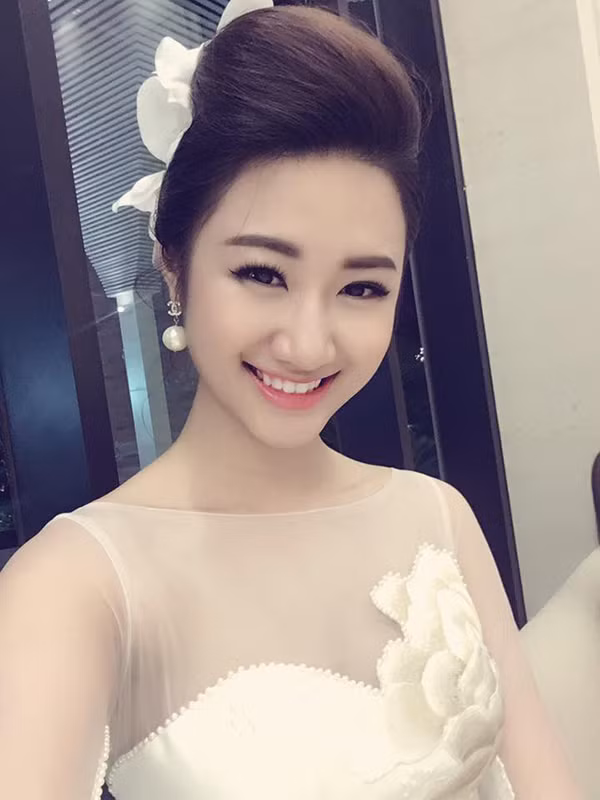 He lo danh tinh chong dai gia hon 19 tuoi cua Hoa hau Thu Ngan