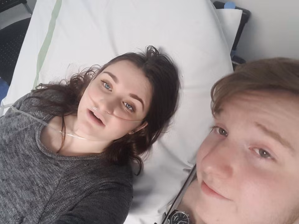 Thiếu nữ 22 tuổi này bắt đầu uống thuốc tránh thai từ đầu tháng 12/2016 nhưng chỉ chưa đầy một tháng sau, cô ốm nặng đến mức không ăn được, không thở được, không đi lại được, ho ra máu, phải nằm một chỗ vì sốt cao. Cô cho rằng mình bị viêm phổi hay bị một dạng viêm nào đó nên được cho uống kháng sinh nhưng không đỡ. 