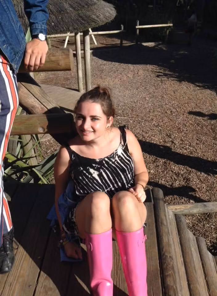 Bệnh nhân Lucy Powell phải khó khăn lắm mới thở được khi bị máu đóng cục ở phổi khiến phổi bị thiếu oxy. Không hề biết đó là tác dụng phụ của thuốc tránh thai nên ban đầu bác sĩ chỉ xác định cô bị viêm ngực.