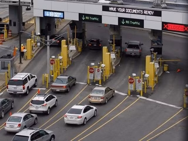 Nhân viên xuất nhập cảnh và hải quan: Là những người phải khám xét người, hành lý, hàng hóa, máy móc nên phải tiếp xúc với đủ loại người, đủ loại bệnh tật. (Nguồn ảnh: Bizinsider)