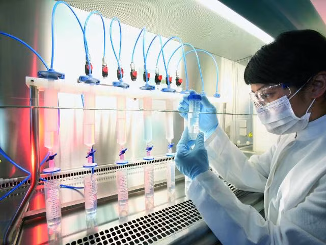 Bác sĩ, y tá, nhân viên phòng thí nghiệm: Với mức độ tiếp xúc với bệnh tật và các chất gây ô nhiễm rất cao, những người làm nghề này còn thường xuyên phải làm việc trong điều kiện nguy hiểm. 