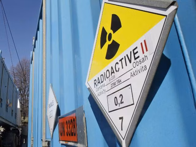 Người vận hành các hệ thống và nhà máy hóa chất, hạt nhân, lò nấu quặng, lò hơi, thiết bị mỏ, xử lý nước và nước thải : Nghề hại sức khỏe này phải tiếp xúc với các điều kiện nguy hiểm, gần như 100% tiếp xúc với các chất gây ô nhiễm. 