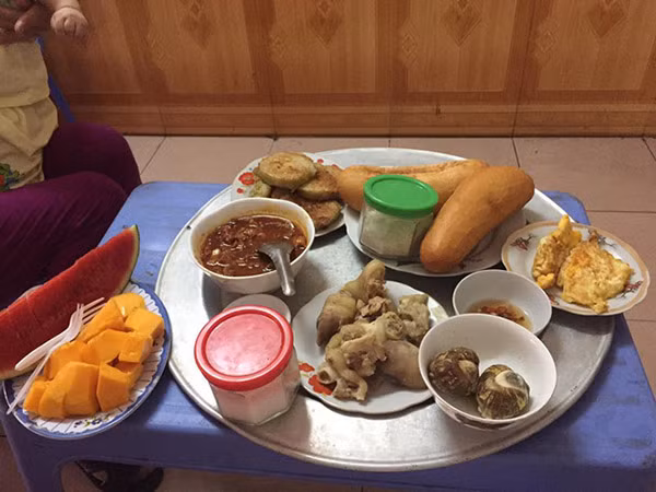 Nàng dâu có tên Thùy Linh đã chia sẻ một cách tự hào về mẹ chồng chăm sóc con dâu hơn cả mẹ đẻ với bữa ăn của gái đẻ đầy tú hụ và bài thơ mẹ chồng viết tặng con dâu đầy xúc động trong một hội nhóm chị em khiến bất cứ ai làm dâu cũng phải ghen tị. (Ảnh: Tiin) 