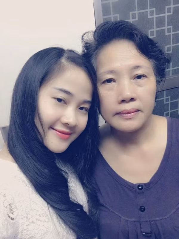 Tháng đầu tiên sau khi sinh con, các nàng dâu thường lui về nhà mẹ đẻ để ở cữ với suy nghĩ chỉ có mẹ đẻ mới chăm con gái được kỹ càng. Tuy nhiên, tại gia đình của chị Vân Anh, mẹ chồng chị còn theo con dâu về tận nhà ngoại để chăm nom con dâu đến khi bình phục hoàn toàn. Nói về mẹ chồng, Vân Anh không thể nào diễn tả hết được sự yêu thương và kính trọng đối với người không sinh ra, nhưng đã yêu thương cô không khác nào mẹ đẻ. (Ảnh: Danviet) 