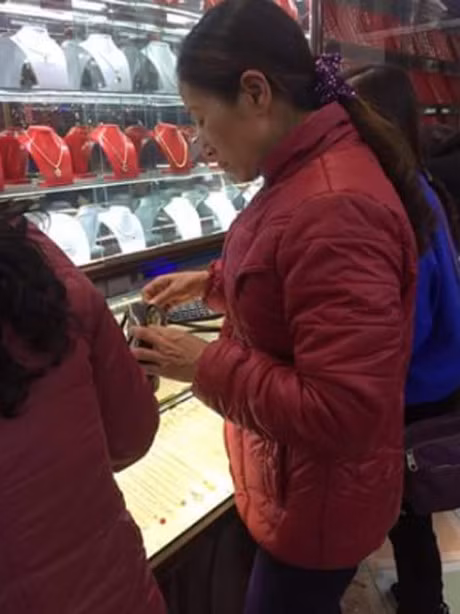 Một cô dâu trẻ khác lại hào hứng khoe món quà mẹ chồng tặng con dâu vào ngày Thần tài (mùng 10 tháng Giêng). Cô được mẹ chồng rủ đi mua vàng lấy may. Nghĩ bụng chỉ làm nhiệm vụ đèo mẹ chồng đi thôi, nào ngờ cô được mua tặng hai chỉ vàng với lời dặn dò cẩn thận: “Mẹ cho hai đứa, mỗi đứa lấy một chỉ mà đeo. Mẹ lấy một chỉ thôi, cũng không đeo đâu ngại lắm”. Được mẹ chồng thương yêu, nàng dâu này tự nhủ sẽ có hiếu với bố mẹ chồng như bố mẹ đẻ. (Ảnh: Baomoi) 