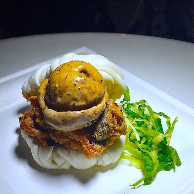 Món ăn được người Singapore yêu thích là cua sốt tiêu đen giờ đây đã thành kiểu mới khiến người ăn không phải bẩn tay bóc vỏ. Thay vào đó, cua đã trở thành nguyên liệu chính trong hai món kem lạnh tại Mingle Mangle, một cửa hàng bán kem. (Ảnh: Burpple)