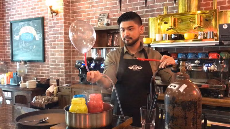 Nhưng quán café Central Perk tại Singapore đã đủ tự tin để đưa bóng bay ăn được lên thực đơn. Đương nhiên công thức món ăn độc đáo của Singapore này được giữ bí mật hoàn toàn, chỉ biết họ đã mất 9 tháng thử nghiệm với mọi sai số. Chỉ có 2 đầu bếp tại Central Perk biết được công thức của món bóng bay này là gì. (Ảnh: Malaymail) 