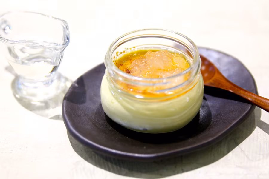 Tổ yến là một đặc sản nhưng tại Singapore, Jacky Tan đã đưa tổ yến lên một tầm cao mới khi biến nó thành 20 món ăn kỳ lạ khác nhau. Đến với quán café Nestune của Jacky Tan, bạn sẽ được trải nghiệm những món như bánh macaron làm từ tổ yến kẹp giữa bánh cookie trứng đường, bánh waffle với kem và tổ yến, bánh panna cotta, tiramisu…, tất cả đều có tổ yến. (Ảnh: Daniel’sfooddiary) 