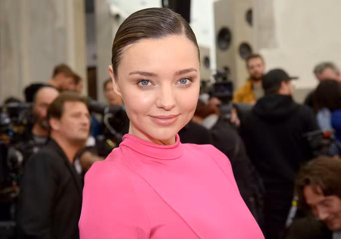 Có vẻ như các siêu mẫu luôn biết được các phương pháp chăm sóc da tốt nhất trong ngành công nghiệp làm đẹp và nói nghiêm túc thì có thể họ đã thử mọi phương pháp. Vì vậy ai cũng tò mò muốn biết họ đã làm gì với làn da, mái tóc của mình hay đã sử dụng những mẹo trang điểm nào để luôn xinh đẹp. 