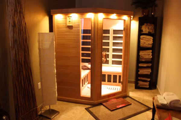 Trong cuộc phỏng vấn của mình với tạp chí Instyle, siêu mẫu người Australia 33 tuổi này cũng cho biết cô rất thích liệu pháp tắm hơi hồng ngoại tại spa để thải độc. Ngoài ra, cô có thói quen uống nước trái cây ép lạnh và nước dừa để giúp da khỏe mạnh từ bên trong. (Nguồn ảnh: IS)