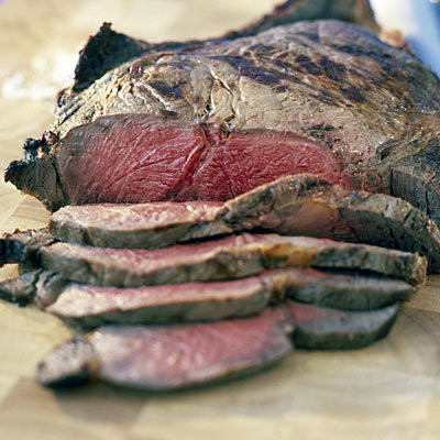 Ăn thịt đỏ: Loại thịt này chứa nhiều chất béo bão hòa. Các loại thịt đã qua chế biến như thịt hun khói, xúc xích sẽ làm tăng nguy cơ mắc bệnh tim mạch và ung thư kết trực tràng. Lý tưởng nhất là giới hạn thịt động vật và các sản phẩm từ động vật ở mức 10% trong toàn bộ khẩu phần. 