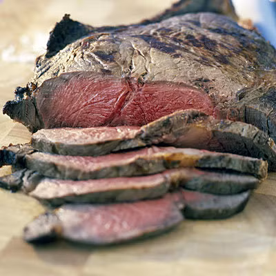 Ăn thịt đỏ: Loại thịt này chứa nhiều chất béo bão hòa. Các loại thịt đã qua chế biến như thịt hun khói, xúc xích sẽ làm tăng nguy cơ mắc bệnh tim mạch và ung thư kết trực tràng. Lý tưởng nhất là giới hạn thịt động vật và các sản phẩm từ động vật ở mức 10% trong toàn bộ khẩu phần. 