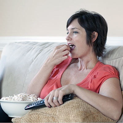 Xem TV nhiều: Ngồi một chỗ nhiều giờ đồng hồ sẽ làm tăng nguy cơ đau tim và đột quỵ, kể cả khi tập thể dục thường xuyên vì tập thể dục không bù lại được. Vì sao? Thiếu vận động ảnh hưởng đến lượng đường và chất béo trong máu. Bác sĩ khuyên khi ngồi nên chịu khó đứng dậy đi lại. Nếu ở công sở thì nên đứng lên để nói chuyện điện thoại. 