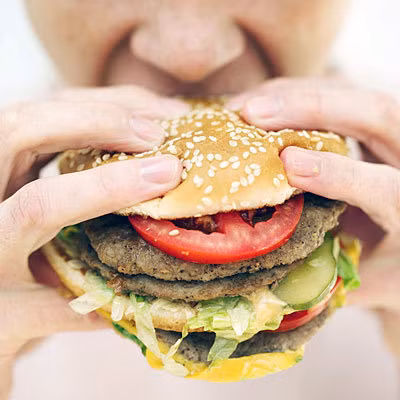 Ăn quá nhiều: Thừa cân là một nguy cơ rất lớn đối với bệnh tim mạch. Không nên ăn quá nhiều và thay những đồ uống có đường bằng nước trắng. Ngoài ra cần cẩn trọng với những thực phẩm có dán mác “ít béo” vì thường chứa nhiều calo hơn.