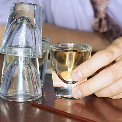 Uống quá nhiều rượu bia: Thừa chất cồn trong người sẽ làm tăng huyết áp, tăng mỡ máu, suy tim. Ngoài ra, thừa calo do uống rượu bia cũng sẽ dẫn đến tăng cân, nguy cơ trực tiếp đối với tim mạch. Chỉ nên giữ lượng rượu bia ở mức 2 đơn vị (ly rượu, cốc bia) đối với đàn ông và 1 đơn vị đối với phụ nữ. 