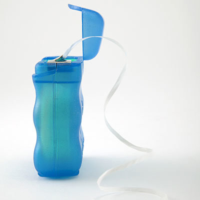 Không chải răng: Ít ai ngờ đây là thói quen không tốt cho tim mạch. Mặc dù không xác định được chính xác nguyên nhân nhưng giữa bệnh nướu răng và bệnh tim mạch có liên hệ với nhau. Nếu không vệ sinh răng miệng thì những vi khuẩn tạo mảng bám sẽ tích tụ dẫn đến bệnh răng miệng. Chữa khỏi các bệnh răng miệng thì chức năng của mạch máu cũng được cải thiện. 