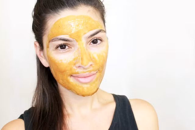 Để làm sáng da với mặt nạ nghệ, trộn một thìa bột nghệ với một loại dầu dẫn nào bạn thích, miễn là dầu không gây mụn (dầu dừa), hoặc với mật ong, hoặc với sữa chua và chanh, để trên mặt từ 10-20 phút rồi rửa sạch. 