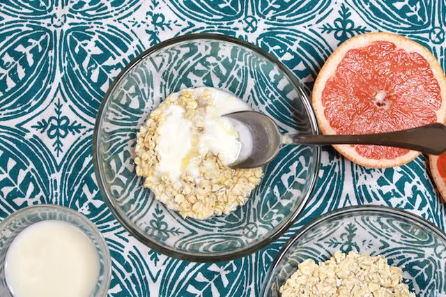 Yến mạch là một trong những nguyên liệu tốt nhất để làm dịu làn da bị khô hoặc bị sưng. Bạn trộn một ít yến mạch loại cán mỏng với mật ong, sữa chua và một ít nước ép bưởi thành một hỗn hợp vừa mềm vừa đặc rồi bôi lên mặt khoảng 15 phút rồi dùng khăn mềm lau sạch. Cách chăm sóc da tại nhà này phù hợp với mọi loại da. 