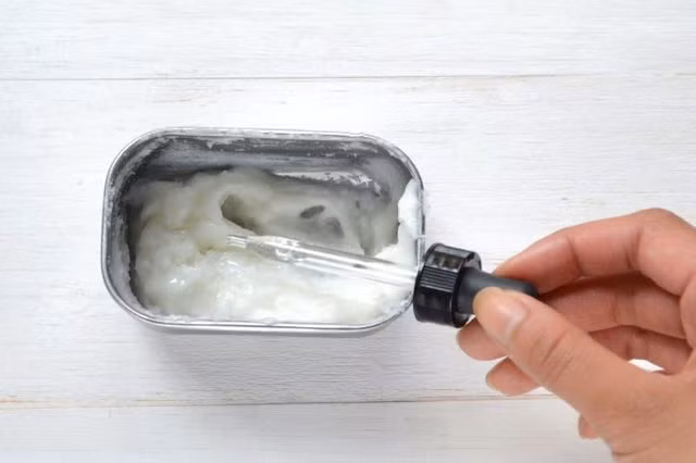 Kem dưỡng ẩm là một sản phẩm không thể thiếu trong bất kỳ quy trình chăm sóc da nào. Kem dưỡng da bán sẵn có thể chứa chất hóa học mạnh nào đó không phù hợp với làn da của mình. Bạn có thể tự làm kem dưỡng ẩm bằng cách dùng ¼ chén dầu dừa (dùng dầu dừa nguyên chất hoặc dầu dừa tinh khiết) với 3-6 giọt tinh dầu lavender và 3-6 giọt tinh dầu hương thảo cho đến khi hỗn hợp hoàn toàn mịn. Khi cho tinh dầu, bạn nên cho từ từ và trộn đều rồi thử lên da để có được độ đặc phù hợp. 