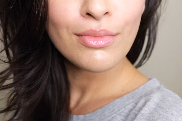 Có gì ngọt ngào hơn một đôi môi vừa mềm mại vừa đầy đặn? Ngoài việc mua sản phẩm tẩy da chết và dưỡng môi có sẵn,bạn có thể tự tẩy da chết cho môi với đường hoặc baking soda, sau đó dùng bông tăm lau sạch. Trộn một ít bột quế với dầu ăn thành một hỗn hợp sệt rồi bôi lên môi. Bột quế sẽ gây kích ứng rất nhẹ khiến đôi môi bạn trông đầy đặn hơn.