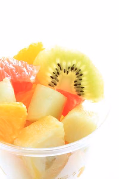 Hoa quả: Khi bảo quản thực phẩm dễ hỏng như dâu tây, nho thì nên để nguyên bao bì hoặc gói trong khăn để thấm hết nước chảy ra khi quả chín quá. Hoa quả đã cắt thì dùng màng bọc thực phẩm bọc lại hoặc đựng trong hộp kín hơi. 