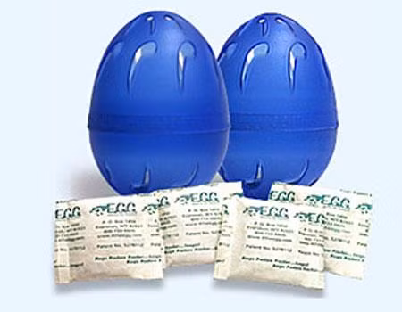 Đặt gói chống ẩm trong tủ lạnh để hút hết khí ethylene từ rau quả nhả ra. Chiêu thức này sẽ giữ rau quả tươi lâu gấp 3 lần. 