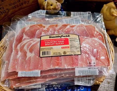 Thịt hun khói: Nếu không được bảo quản đúng cách, chỉ 3-4 ngày là thịt hun khói sẽ bị nhớt vì ngưng hơi và dầu tự nhiên trong thịt. Cần gói thịt hun khói bằng giấy chống dính, cho vào hộp kín hơi và cho vào ngăn dưới cùng của tủ lạnh, bên trên ngăn rau. 