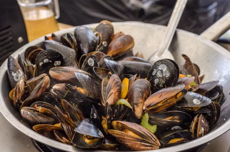 Hải sản: Đối với cá tươi và tôm tươi, mẹo giữ thực phẩm tươi lâu là bảo quản tương tự như thịt sống. Đối với những hải sản có vỏ thì để nguyên vỏ, cho vào bát rồi dùng khăn ẩm để lên. Thịt tôm cua đã chín nếu còn thừa thì bóc vỏ cho vào túi có khóa kéo hoặc hộp đựng kín hơi thì có thể để được 4 ngày. 