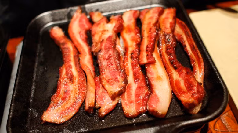 Đối với nhiều người, bữa sáng gồm trứng và thịt xông khói thực sự là bữa ăn kiểu mẫu. Vào những năm 30 của thế kỷ trước, người Mỹ ăn sáng rất ít. Vì vậy một người đi tiên phong trong lĩnh vực quan hệ cộng đồng đã thuyết phục khoảng 5.000 bác sĩ ký vào một lá thư khuyên mọi người nên ăn trứng và thịt hun khói để bán thịt nhiều hơn. Khi doanh số bán thịt đã tăng lên thì thịt hun khói gần như không thể vắng mặt trong bữa sáng nữa.